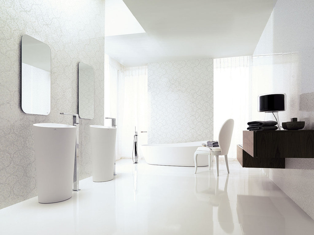Hófehér modern fürdőszoba enteriőr